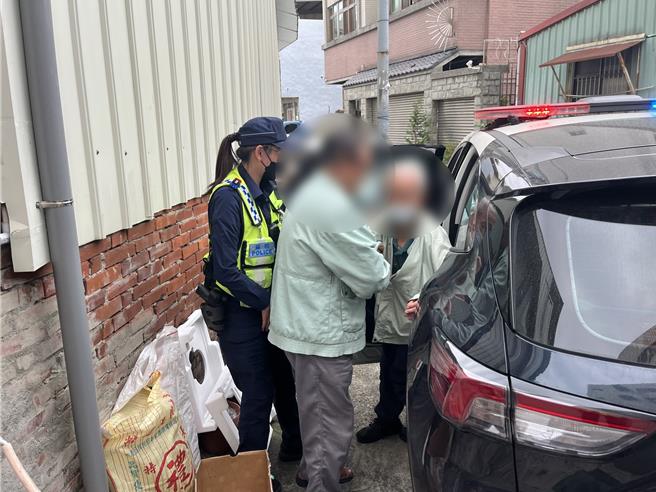 台中市85歲楊姓老翁，因患有失智加上重聽，自行車店購買新車，沒想到走出店外就體力不支癱坐在地，警員在其身上找到證件，得以助他順利返家。（警方提供／王煌忠台中傳真）