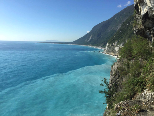 东部优美的景致，吸引许多民眾前往放松身心。图为花莲清水断崖。（资料照／许家寧摄）