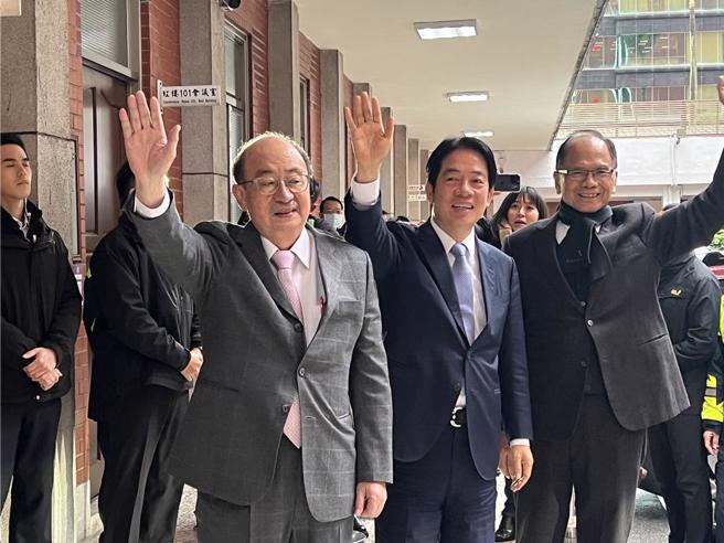 總統當選人、民進黨主席賴清德23日參與民進黨團共識營，民進黨團總召柯建銘、立法院長游錫堃在門口迎接，3人皆面帶微笑握手互動。（蔡雯如攝）