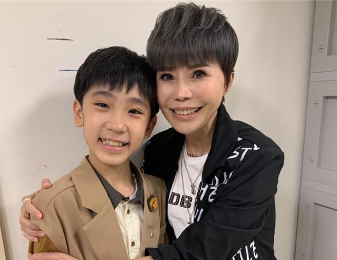 邓品砚（左）受到詹雅雯和其他评审喜爱。（三立提供）