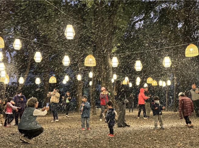 追雪成功！屏東萬年溪燈區變身夢幻雪國。(屏縣府提供)