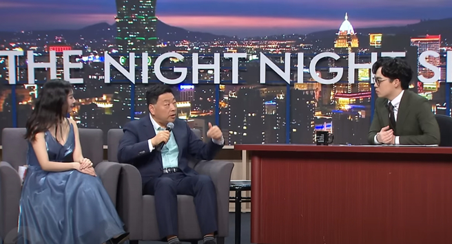 脱口秀节目《贺珑夜夜秀》邀大陆前央视调查记者王志安（中）评论台湾选举。（图／翻摄自STR Network YT）