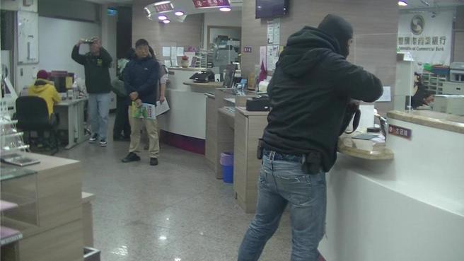 新店警分局23日举行防抢围捕演练，模拟银行遭抢劫，藉以强化金融机构于年节期间针对突发事件的应变作为。（新店警分局提供）