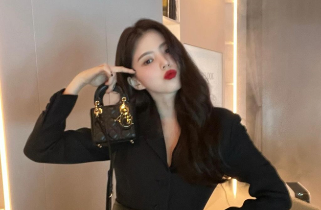 南韩女星韩韶禧拥有精致外貌。（图／翻摄xeesoxee Instagram）