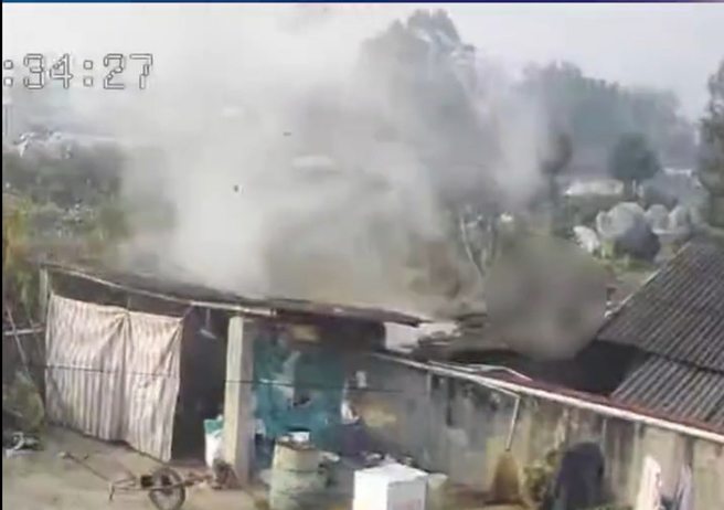 男子用铁丝疏通沼气管路，突然爆炸男子被炸飞上天。（图／翻摄微博）