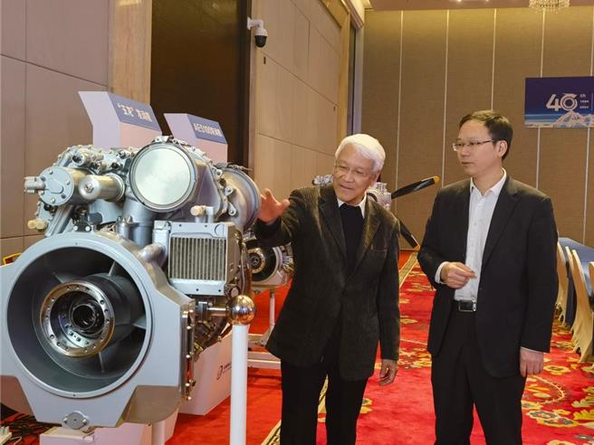 大陆已研制氢燃料等「玉龙」系列先进航空发动机。图为座谈会现场展示发动机模型。（新华社╱中国航空发动机集团有限公司供图）