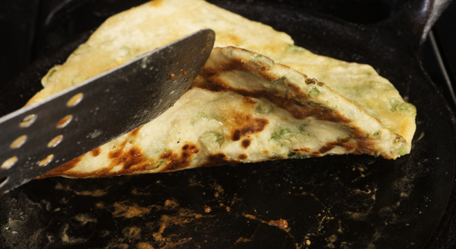 有網友聽聞朋友接手家中蔥油餅攤車，發現比在科技業好賺，好奇是否屬實，引起兩派網友討論。（圖：shutterstock／達志）