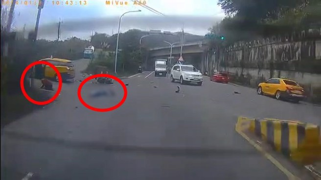 小黃駕駛下車察看，發現騎士倒地不起，嚇到腿軟報警。（翻攝爆料公社）