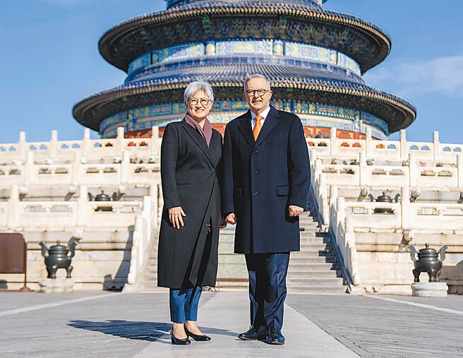 澳洲總理艾班尼斯（右）與外長黃英賢（左）於2023年11月訪問中國大陸。（摘自澳洲外長黃英賢社群媒體X）。