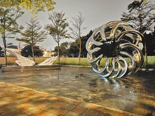 铭传大学建筑系副教授褚瑞基宣布成立「公共艺术改革联盟」。示意图为公共艺术作品「国防巨轮」，与新闻内容无关。（吕筱蝉摄）