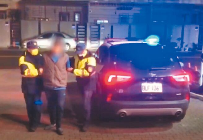 台中市游男不滿胞兄長期啃老，兄弟22日晚間爆發衝突，游持球棒攻擊兄頭部，打到他頭破血流倒地，經送醫急救傷重不治。游男坦承犯行，警訊後，23日依殺人罪嫌送辦。（民眾提供／陳淑芬台中傳真）