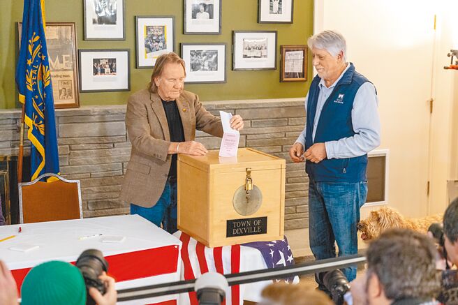 美国2024年总统选举共和党初选23日转战东北部新罕布夏州，选民依次投入选票。（新华社）