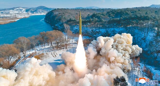 北韩官媒朝中社15日表示，北韩于14日下午成功试射使用固体燃料的中距离弹道飞弹，该飞弹搭载「极音速弹头」。（朝中社）
