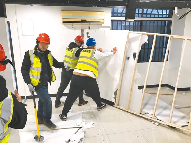 桃园市政府2023年9月启动「静邻专案」，2024年将矛头指向深夜喧譁的室内休閒活动场馆业，建管处23日派员强制拆除违规麻将馆。（建管处提供／蔡依珍桃园传真）