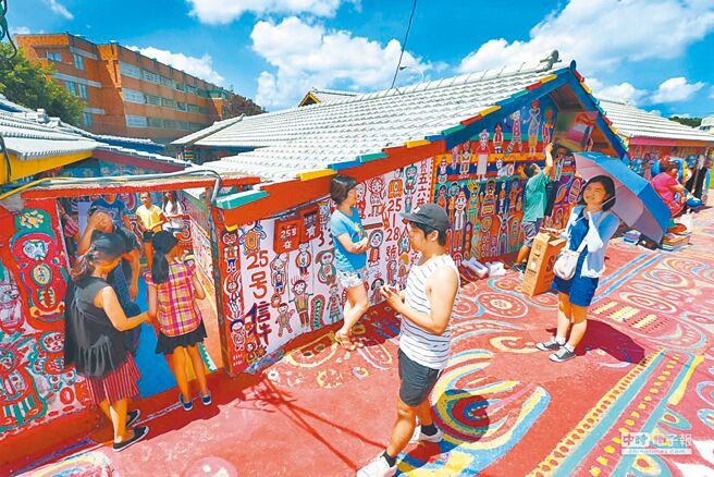 台中彩虹眷村色彩繽紛、充滿童趣，每年吸引200萬人次參觀，是台中知名景點。（資料照）
