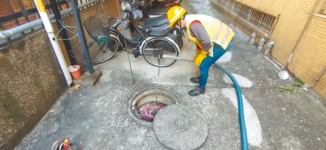 台中市環保局17日接獲民眾求助，因鑽石掉進馬桶，請求清潔隊幫忙將水肥抽乾。（台中市環保局提供／張亦惠台中傳真）