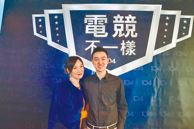 江大成（右）为补教名师徐薇独子。（资料照片）