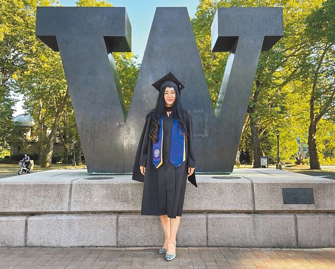 1994年出生的李冠莹，去年到环球影城担任服装採购。（李冠莹提供）