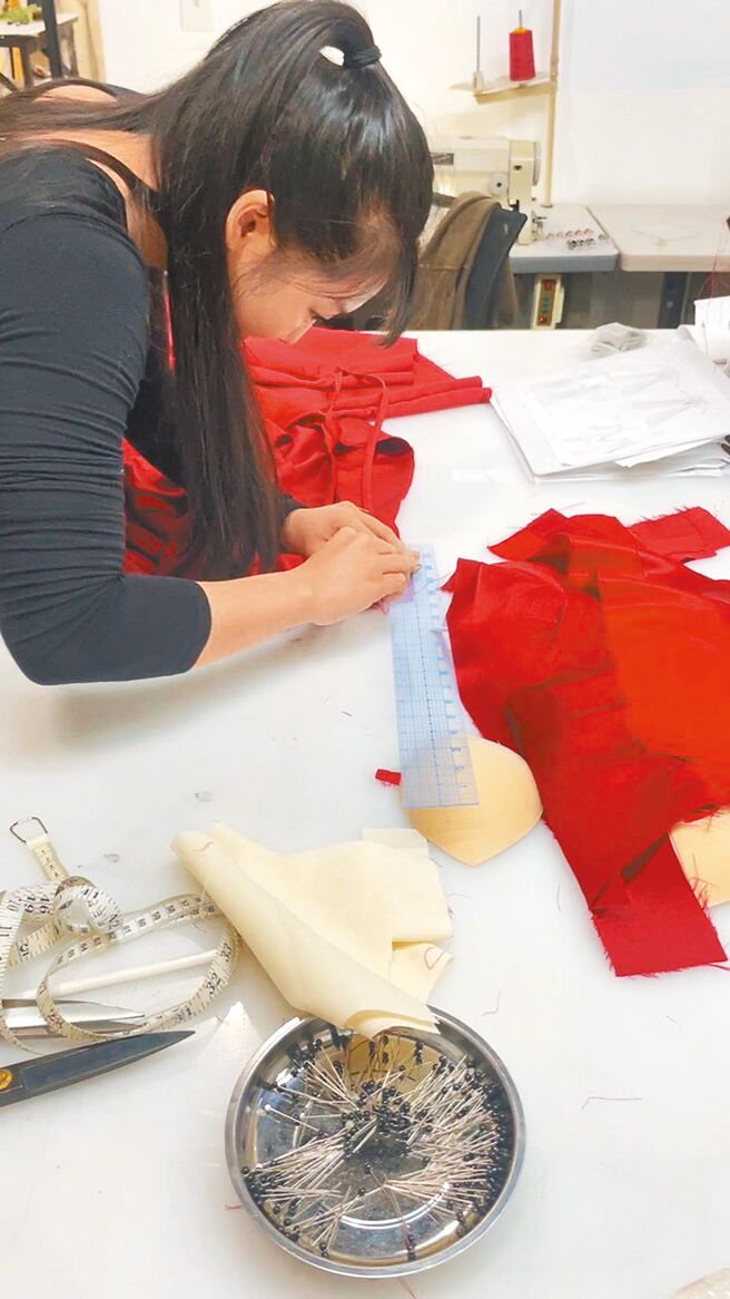 李冠莹对于服装设计十分有热忱。（李冠莹提供）