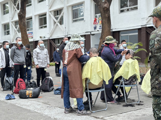 影》首批1年義務役男「菜鳥剃頭照」曝光 憲兵派緝毒犬安檢