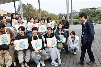 低溫來襲  南韓慶熙大學學生造訪高大 享受溫暖陽光