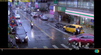 無照少年「超派騎車」 撞飛黑狗雷殘 淡定老翁差一秒險遭撞