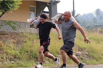 高雄山林守護隊聯合徵選 族人背起15公斤沙包來回折返56公尺