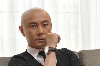 張衛健演唱會彩排爆意外 鋼琴從空中砸身上驚嚇畫面流出