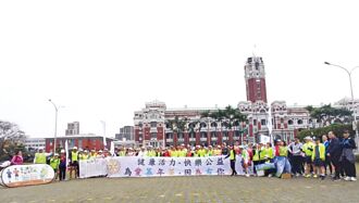 盲人環台為公益而跑 寒冬送暖