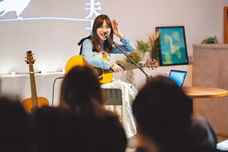 陳佩賢港都飆唱 嗨到全身溼