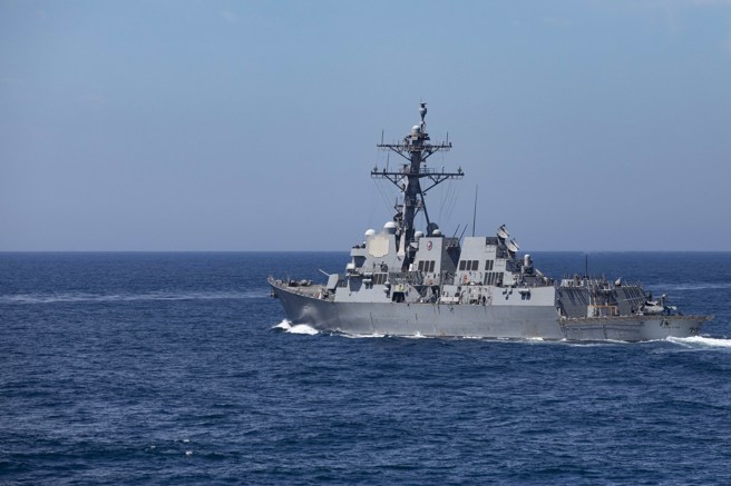 美軍神盾艦「約翰芬恩號」24日行經台海。圖為2023年7月約翰芬恩號（DDG 113）行經日本海一景。（圖／DVIDS）