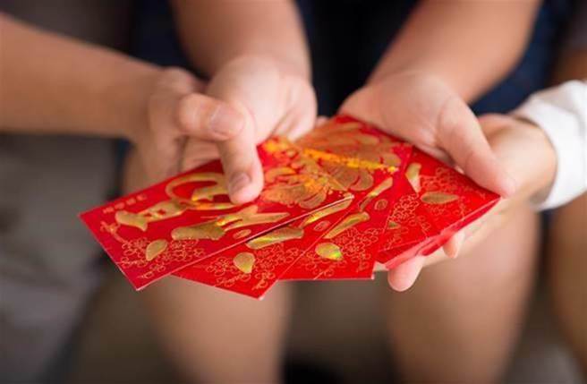 一名婆婆要求媳婦拿一半年終當孝親費，慘遭網友公幹。（圖:shutterstock/達志）