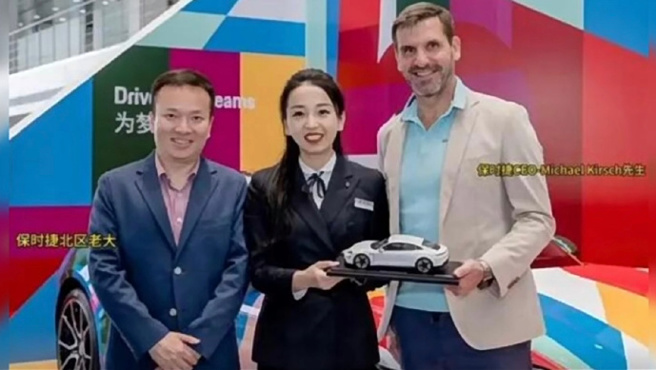 Molly(中)的超强业绩获得保时捷中国执行长Michael Kirsch(右)亲自颁奖肯定。(图/翻摄微博)
