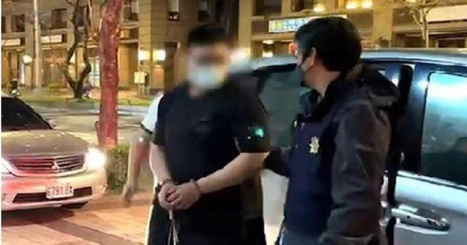 身材魁梧的高男捅死情敵潘男後，聯合廖女向警方報案指「潘男自殘」，但謊言卻當場被戳破。（圖／翻攝畫面）