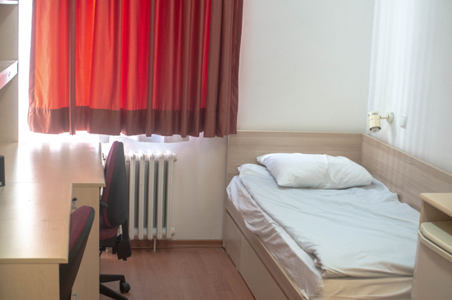 陳先生出租捷運站附近的雅房，限57歲以下單身女性、每周幫忙做1、2次家事，可長期同住者優先，符合條件有機會0元入住。(圖:shutterstock/達志)