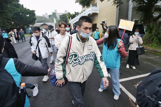 恢復一年役期後，台北市首批43位役男25日入伍，許多役男家屬陪同前來。（杜宜諳攝）