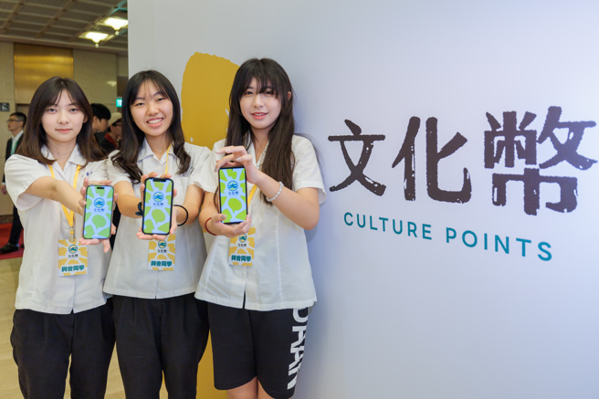 文化部砸20亿发文化币，但却有青少年拿来买化妆品，引发争议；图中非当事人。（图／资料照片）