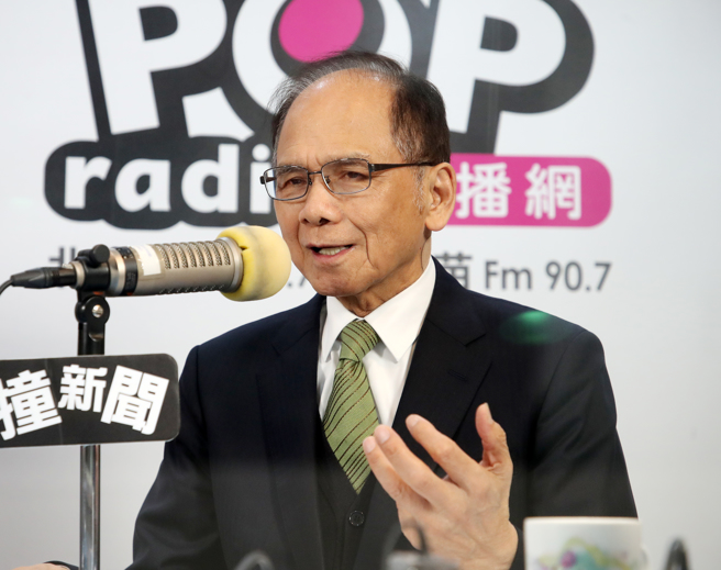 立法院长游锡堃（图）25日接受《POP Radio》台北流行广播电台《暐瀚撞新闻》节目专访。（刘宗龙摄）