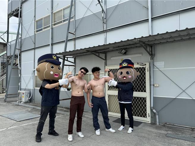 屏东枋寮警分局为年前防抢演练追求逼真， 2名员警不畏寒流低温打赤膊秀肌肉，把歹徒饰演得维妙维肖，令围观民眾直呼好敬业。（警方提供／谢佳潾屏东传真）