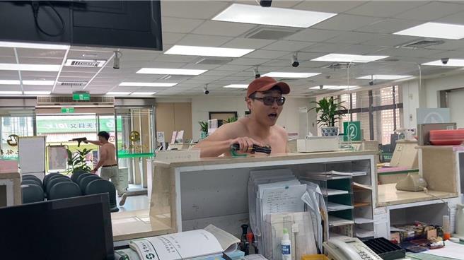 屏东枋寮警分局为年前防抢演练追求逼真， 2名员警不畏寒流低温打赤膊秀肌肉，把歹徒饰演得维妙维肖，令围观民眾直呼好敬业。（警方提供／谢佳潾屏东传真）