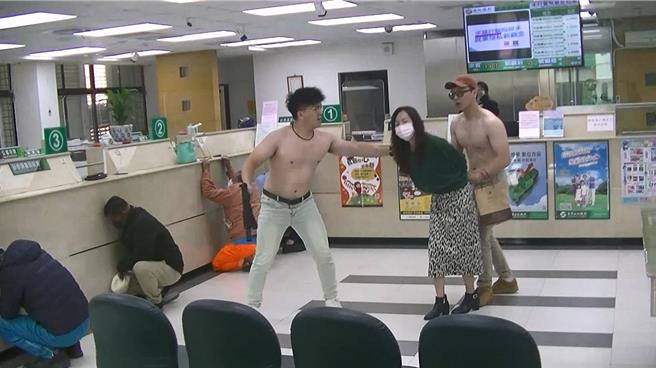 屏东枋寮警分局为年前防抢演练追求逼真， 2名员警不畏寒流低温打赤膊秀肌肉，把歹徒饰演得维妙维肖，令围观民眾直呼好敬业。（警方提供／谢佳潾屏东传真）