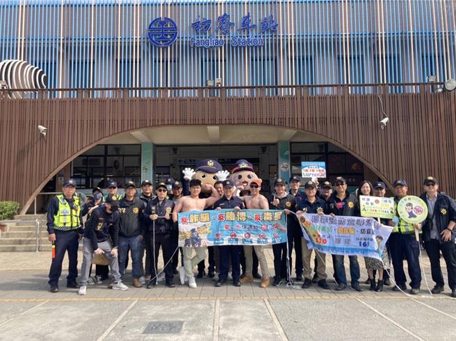 屏东枋寮警分局为年前防抢演练追求逼真， 2名员警不畏寒流低温打赤膊秀肌肉，把歹徒饰演得维妙维肖，令围观民眾直呼好敬业。（警方提供／谢佳潾屏东传真）
