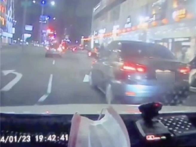 新兴区五福二路接近中山一路口，拍摄驾驶行经引导线向右偏，因右方车辆驾驶跨越引导线不相让而按喇叭提醒，不料却引起对方不满。（翻摄自「社会事新闻影音」／任义宇高雄传真）