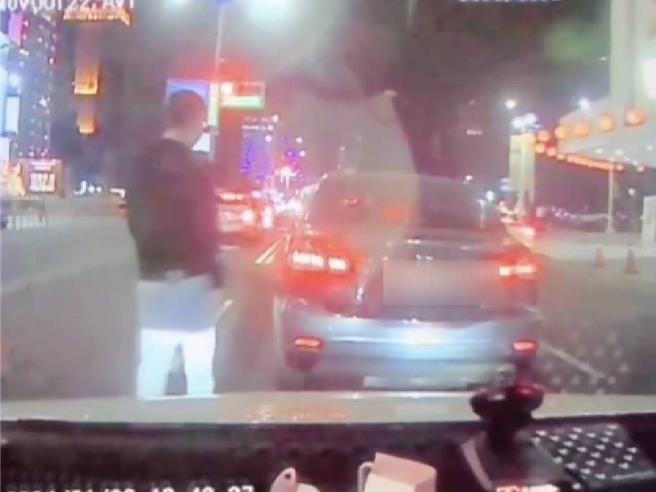 右侧车辆超过拍摄驾驶后，于路中停车并下车呛声，拍摄驾驶一句「不然叫警察来啊」，让下车理论驾驶缩回车上扬长而去。（翻摄自「社会事新闻影音」／任义宇高雄传真）