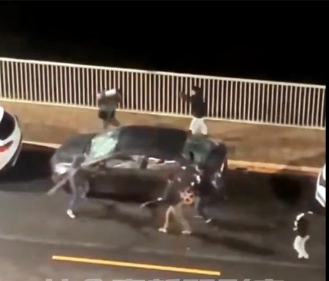 基隆市暖暖区23日深夜发生8名壮汉持棍棒砸车的事件，警方表示已经掌握犯嫌身分，朝涉犯《组织犯罪防制条例》方向侦办。（翻摄照片／张志康基隆传真）