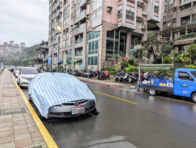 基隆市暖暖区23日深夜发生8名壮汉持棍棒砸车的事件，警方表示已经掌握犯嫌身分，朝涉犯《组织犯罪防制条例》方向侦办。（张志康摄）