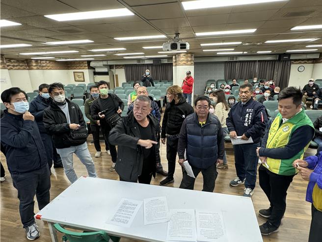 摊商不满要求遭拆除，今天上午到市府陈情，场面火爆。（曹婷婷摄）