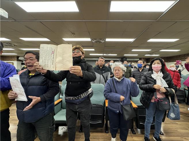 摊商拿着当初购买的权利证明，表达不满。（曹婷婷摄）