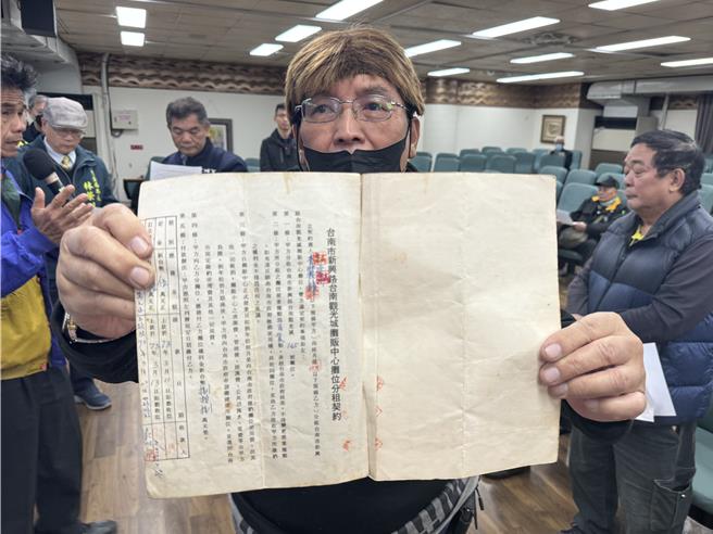 观光城摊商高沧洋拿出1983年的契约证明。（曹婷婷摄）