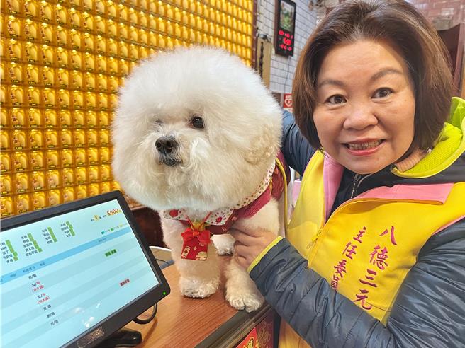八德三元宮主委呂林小鳳表示，考量現代人對待寵物如同自己的孩子，因此今年特別增設寵物平安燈服務。（陳夢茹攝）